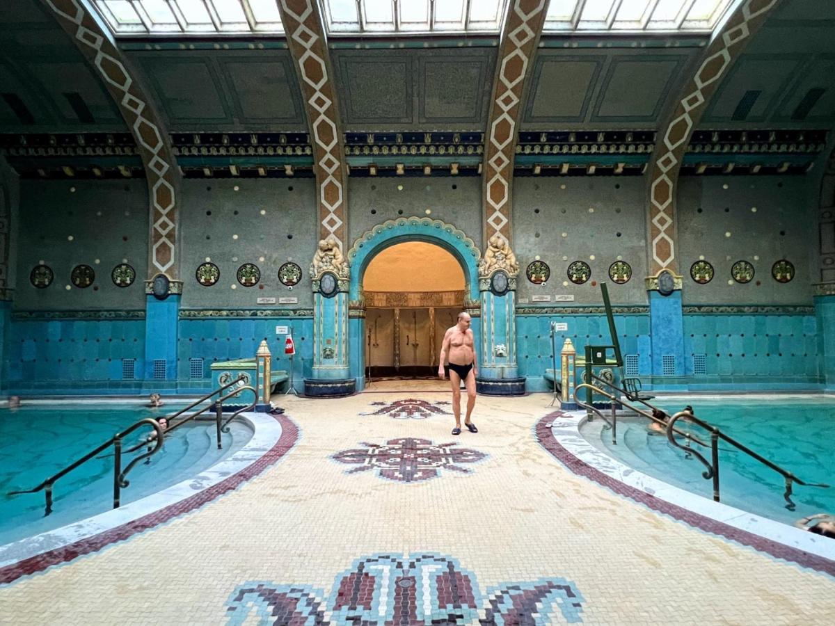 Skyline Serenity Retreat @Vaci Most Famous Street Budapest Exterior photo